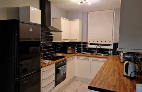 Cwmbrwla Apartment | Cosy 2 Bed Flat 1 in Swansea - Home away from Home