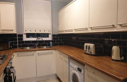 Cwmbrwla Apartment | Cosy 2 Bed Flat 1 in Swansea - Home away from Home