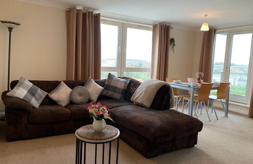 Basingstoke Apartment | Cosy 2 bed flat near train station Basingstoke with Free Parking!
