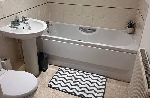 Warrington Apartment | Cosy 2 Bed Flat Sleeps 4 with Free Parking