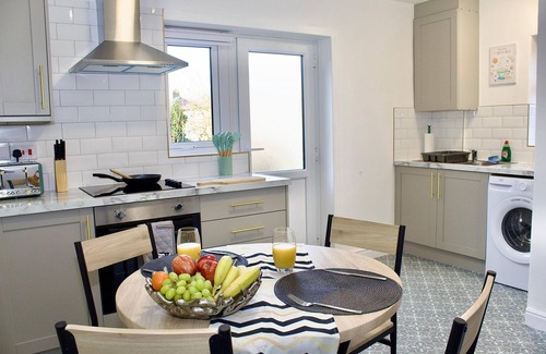 St Helens House | Cosy 2-Bed Home Near St Helens Centre | Free WiFi