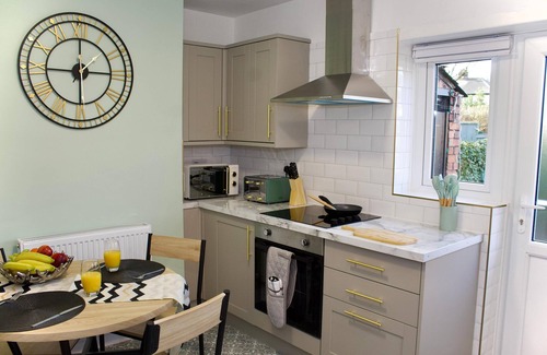 St Helens House | Cosy 2-Bed Home Near St Helens Centre | Free WiFi