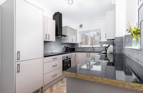Grays House | Cosy 2 Bed House Close to Station
