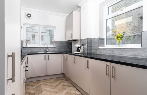Grays House | Cosy 2 Bed House Close to Station