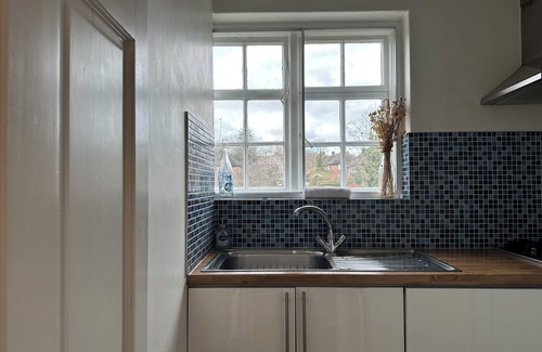 Garden Suburb Apartment | Cosy 2-Bed Retreat in Hampstead