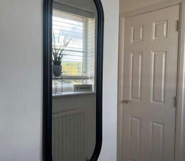 Coedkernew Apartment | Cosy 2 Bed Service Apartment Netflix Hideaway Family Couples Staycation Tredegar Park Celtic Manor ICC Wales