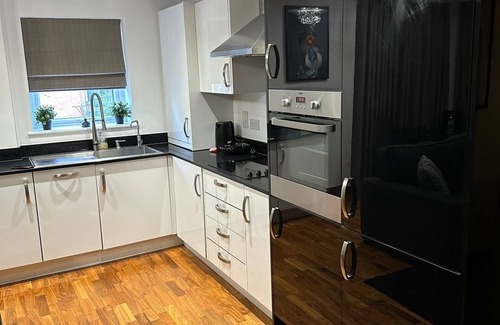 Dartford Apartment | Cosy 2 Bedroom Apartments with Balcony by train station and town centre.