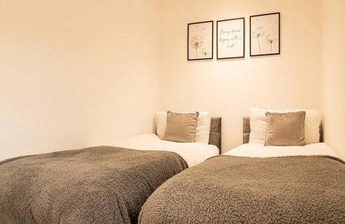 Wroxton Apartment | Cosy 2 Bedroom Apartment - Free Parking, Fast WiFi and Smart TV by Tejza Property