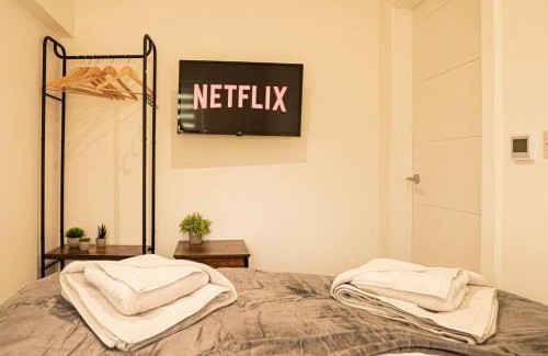 Wroxton Apartment | Cosy 2 Bedroom Apartment - Free Parking, Fast WiFi and Smart TV by Tejza Property