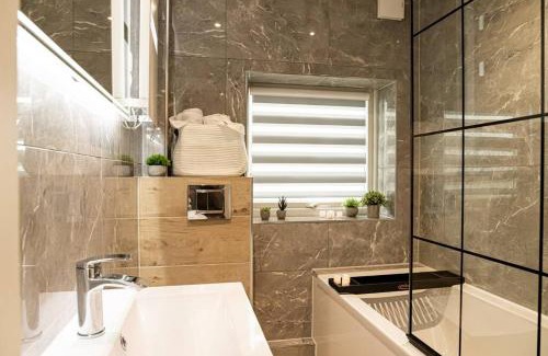 Wroxton Apartment | Cosy 2 Bedroom Apartment - Free Parking, Fast WiFi and Smart TV by Tejza Property