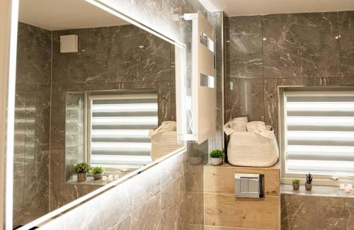 Wroxton Apartment | Cosy 2 Bedroom Apartment - Free Parking, Fast WiFi and Smart TV by Tejza Property