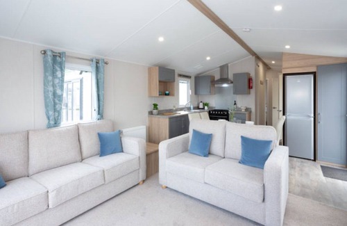 Dunbar House | Cosy 2 bedroom caravan with Patio doors onto decking, situated near Dunbar.