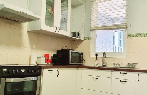 Kensington House | Cosy 2 Bedroom Cottage, enclosed big Backyard for Kids 👨‍👨‍👦 & FurKid 🐶