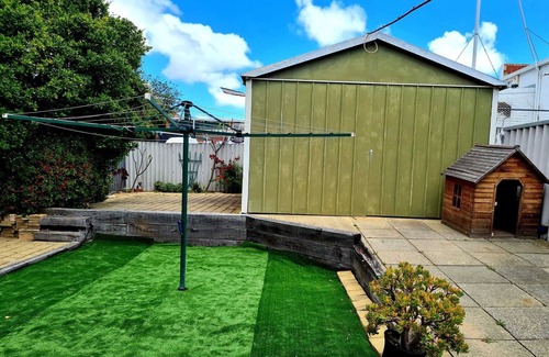 Kensington House | Cosy 2 Bedroom Cottage, enclosed big Backyard for Kids 👨‍👨‍👦 & FurKid 🐶
