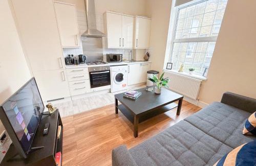 Addison Apartment | Cosy 2 Bedroom Flat with FREE WiFi in Shepherds Bush , Westfield , Hammersmith area