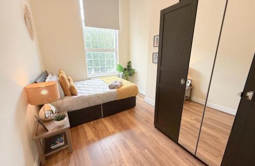Addison Apartment | Cosy 2 Bedroom Flat with FREE WiFi in Shepherds Bush , Westfield , Hammersmith area