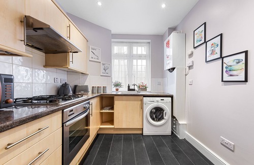 High Barnet Apartment | Cosy 2-bedroom flat with a king-size bed in London, UK. Close to all airports!