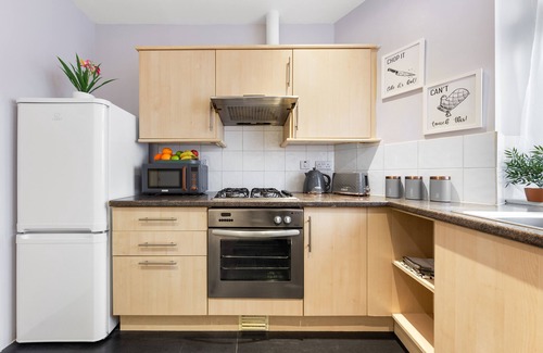 High Barnet Apartment | Cosy 2-bedroom flat with a king-size bed in London, UK. Close to all airports!
