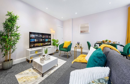 High Barnet Apartment | Cosy 2-bedroom flat with a king-size bed in London, UK. Close to all airports!