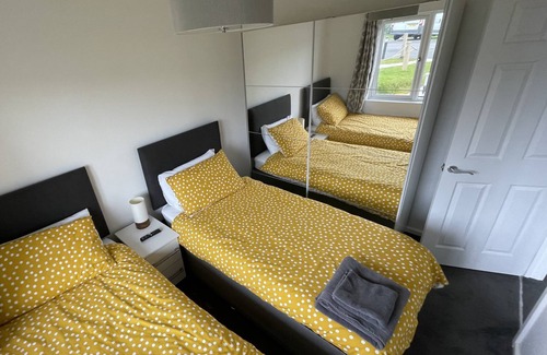 Oulton Broad Cabin | Cosy 2 Bedroom Lodge with onsite Pool