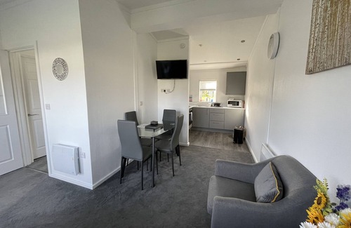 Oulton Broad Cabin | Cosy 2 Bedroom Lodge with onsite Pool