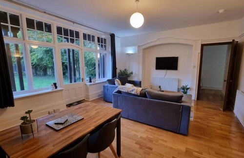 Calder Bridge Apartment | ✰ COSY 2 BR FLAT✓MINS TO THE BEACH → FREE PARKING