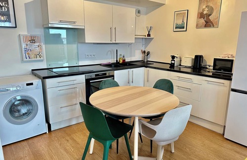 La Courneuve Apartment | Cosy 2-room apartment with parking near Hôtel de Ville station Courneuve