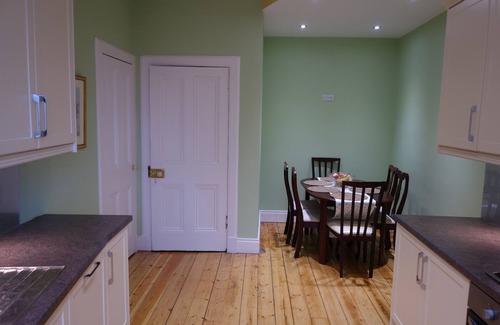 Leith Apartment | Cosy 2BD Flat on Vibrant Leith Walk, Edinburgh