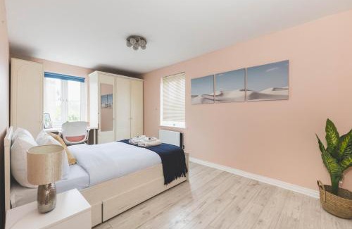 Newham Apartment | Cosy 2BR, Free Parking, 8min to City Airport