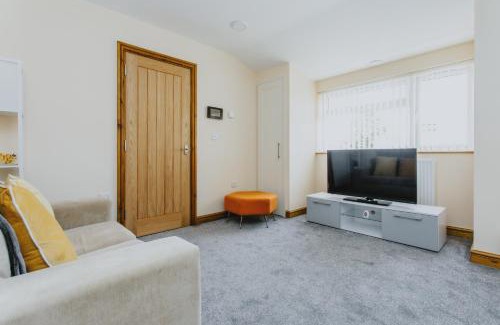 Nottingham Apartment | Cosy 2nd Floor Apartment - King Size Bed & Free Parking