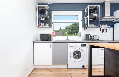 Forest Fields Apartment | Cosy 3-Bed Flat with Free Parking, 5 minutes away from the City Centre