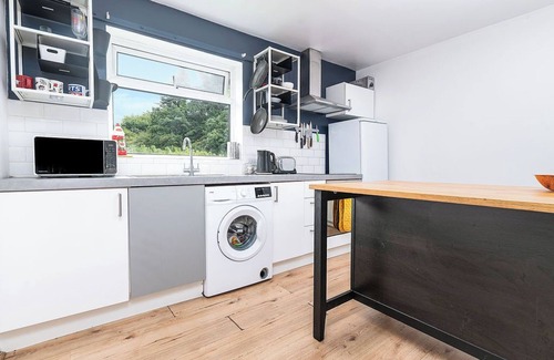 Forest Fields Apartment | Cosy 3-Bed Flat with Free Parking, 5 minutes away from the City Centre