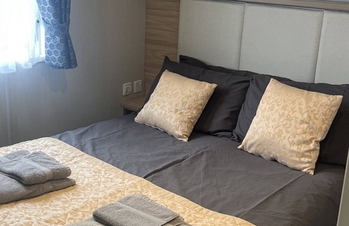 Knott End-on-Sea Cabin | Cosy 3-Bed hot tub Lodge in Pr3