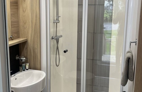 Knott End-on-Sea Cabin | Cosy 3-Bed hot tub Lodge in Pr3