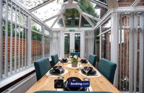 Trafford Apartment | Cosy 3-Bed House, Garden & Free Parking in Stretford