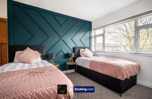 Trafford Apartment | Cosy 3-Bed House, Garden & Free Parking in Stretford