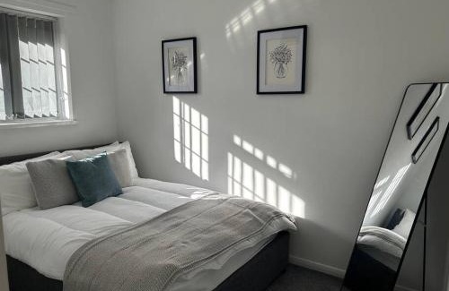Atlantic Wharf Apartment | Cosy 3 Bed House Walking Distance to Principality Stadium Cardiff Bay and Centre with Parking