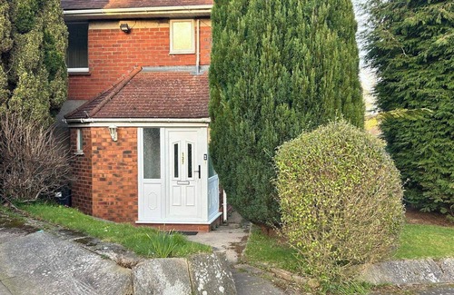 Cradley House | Cosy 3-bed Retreat - Garden, Parking & Bbq