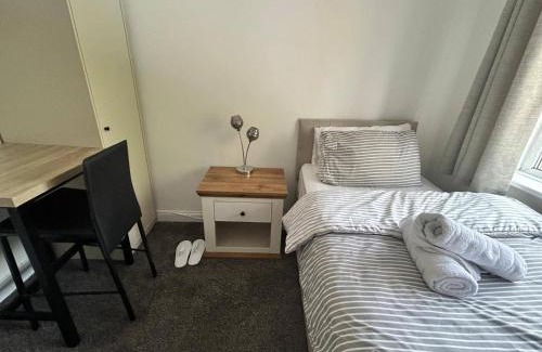 Birmingham House | Cosy 3-Bed Retreat - Garden Parking & Bbq