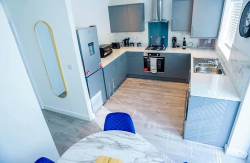 Leigh House | Cosy 3 Bedroom House Set In Manchester Free wifi & private parking
