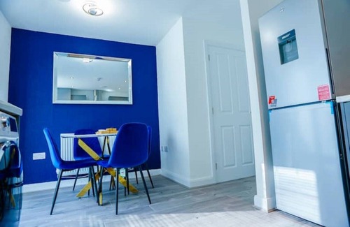 Leigh House | Cosy 3 Bedroom House Set In Manchester Free wifi & private parking