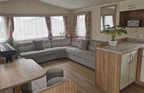 Layer Marney House | Cosy 3 Bedroom Beachfront Getaway in Mersea