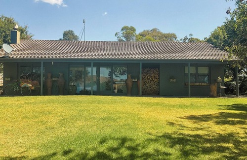 Barrabool Cottage | Cosy 3 bedroom cottage with indoor fireplace