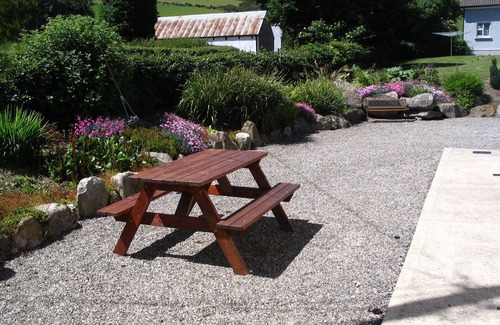 Knockaderry Cross Roads Cottage | Cosy 3 Bedroom CottagenSleeps 6nWheelchair accessiblenLarge GardennSwing & Slide