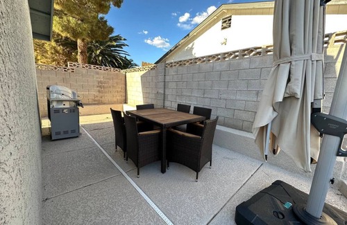 Green Valley North House | Cosy 3-bedroom Getaway with Pool - 12 min from Strip