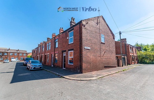 Leigh House | Cosy 3 Bedroom House in Leigh | Free WiFi & Parking | Long Stays Welcome