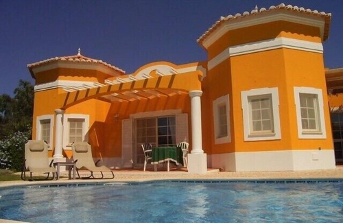 Portimao Villa | Cosy 3 bedroom private pool villa,WIFI,1250m² mature evergreen private gardens