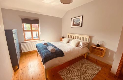 Foxford House | Cosy 3 bedroom townhouse with wood pellet stove!