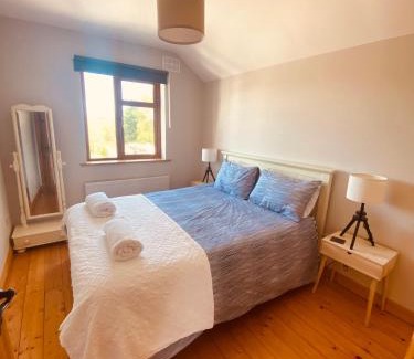 Foxford House | Cosy 3 bedroom townhouse with wood pellet stove!
