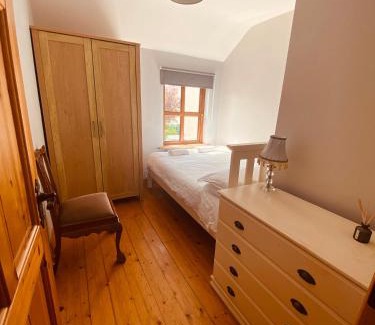 Foxford House | Cosy 3 bedroom townhouse with wood pellet stove!